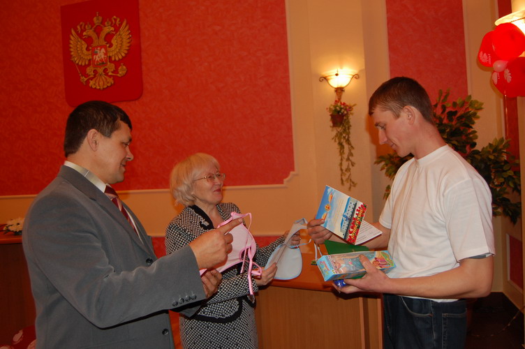 Совет женщин Батыревского района поздравил молодых родителей с пополнением семьи  